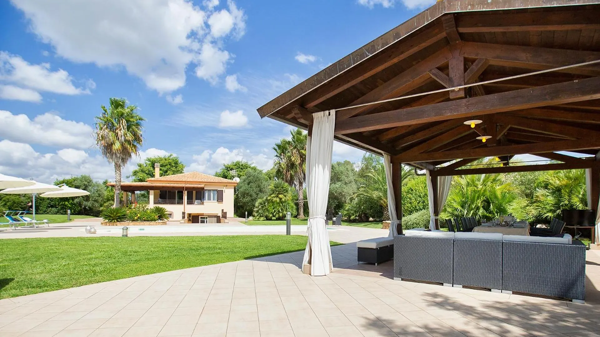 Villa Paradiso With Swimming Pool Large Garden And Tennis Court ألغيرو