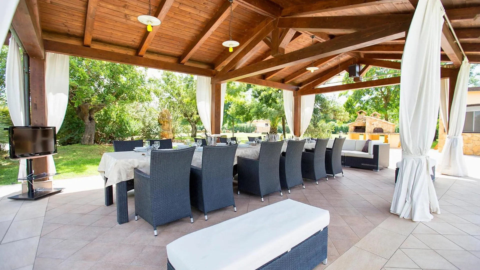 Villa Paradiso With Swimming Pool Large Garden And Tennis Court Alghero