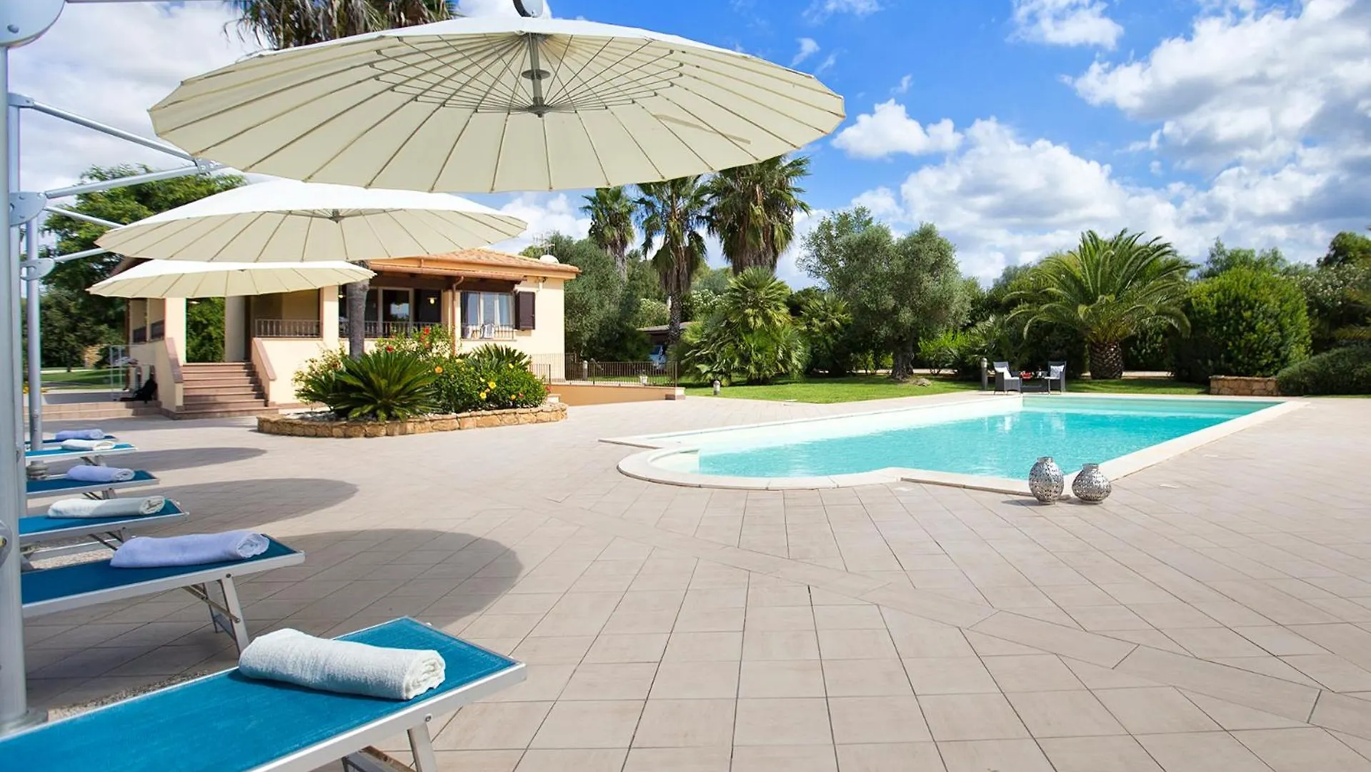 Villa Paradiso With Swimming Pool Large Garden And Tennis Court Alghero