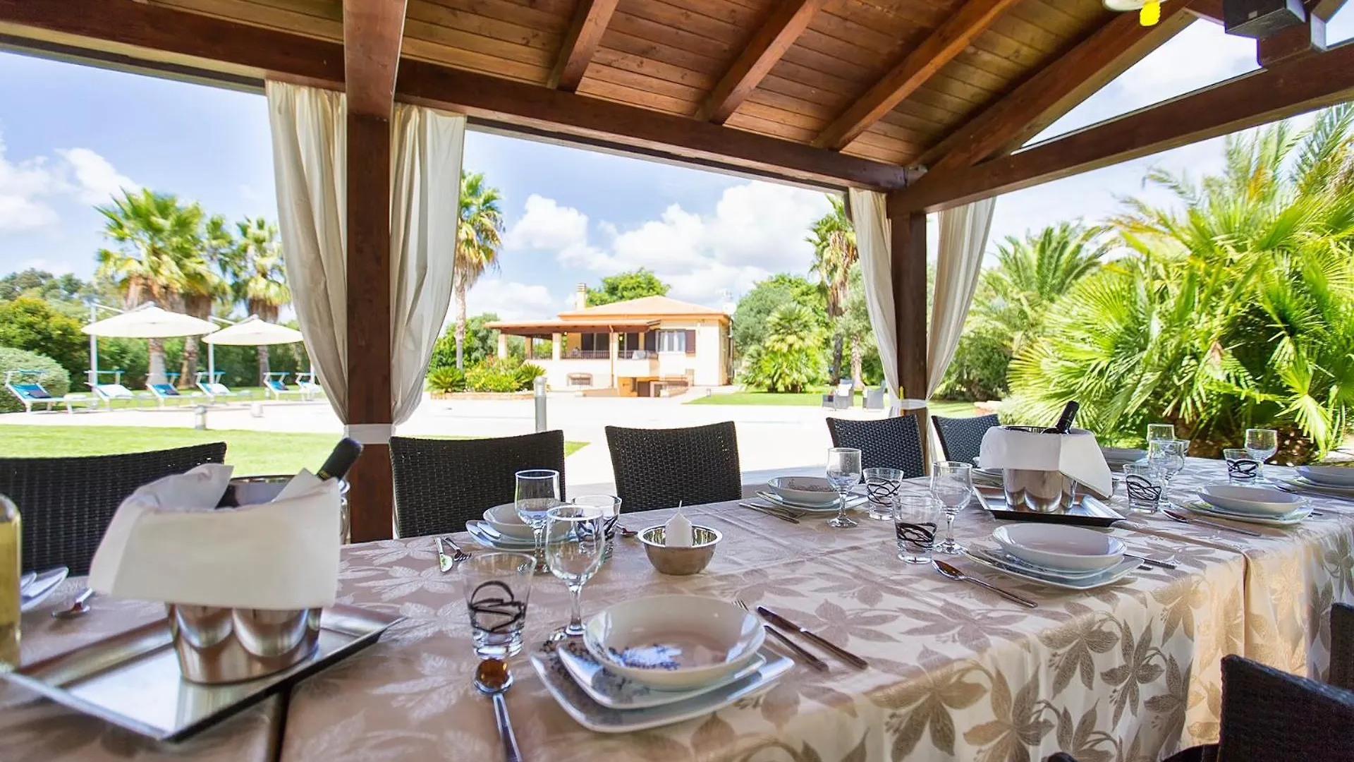 Villa Paradiso With Swimming Pool Large Garden And Tennis Court Alghero