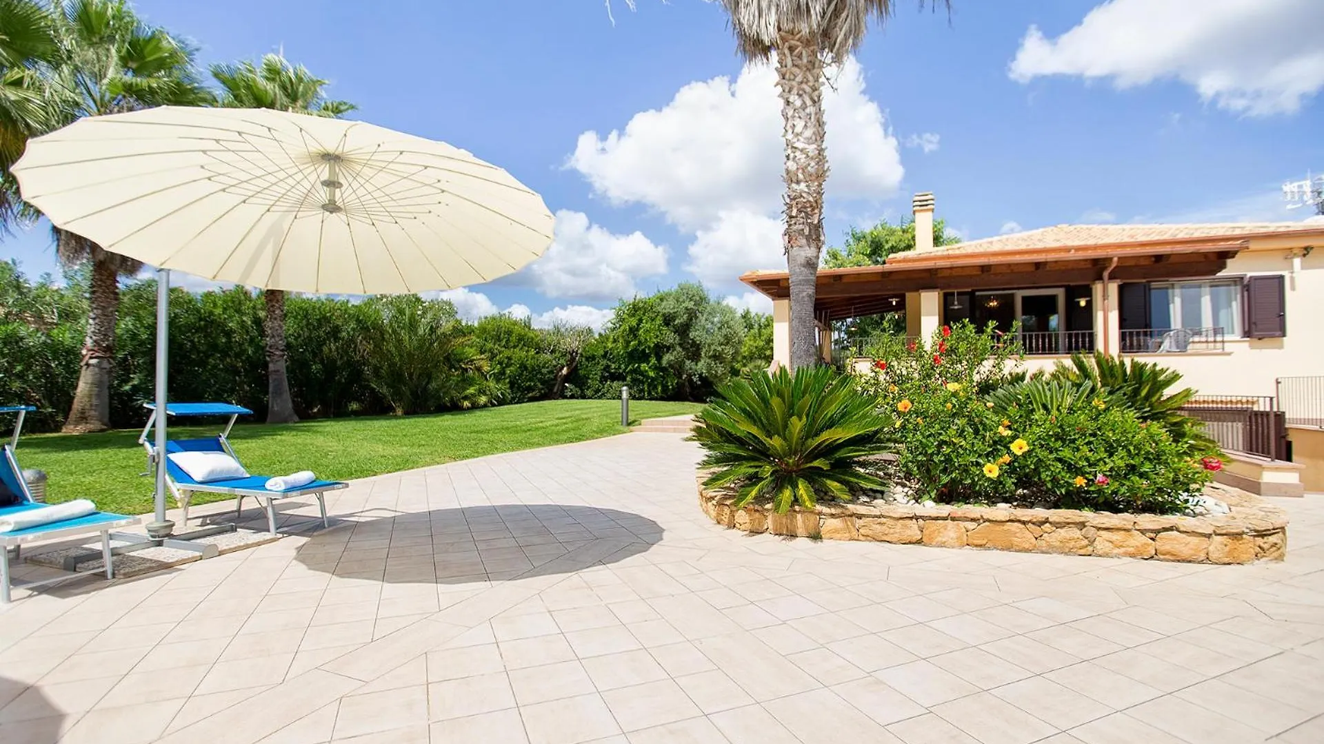 Villa Paradiso With Swimming Pool Large Garden And Tennis Court Alghero