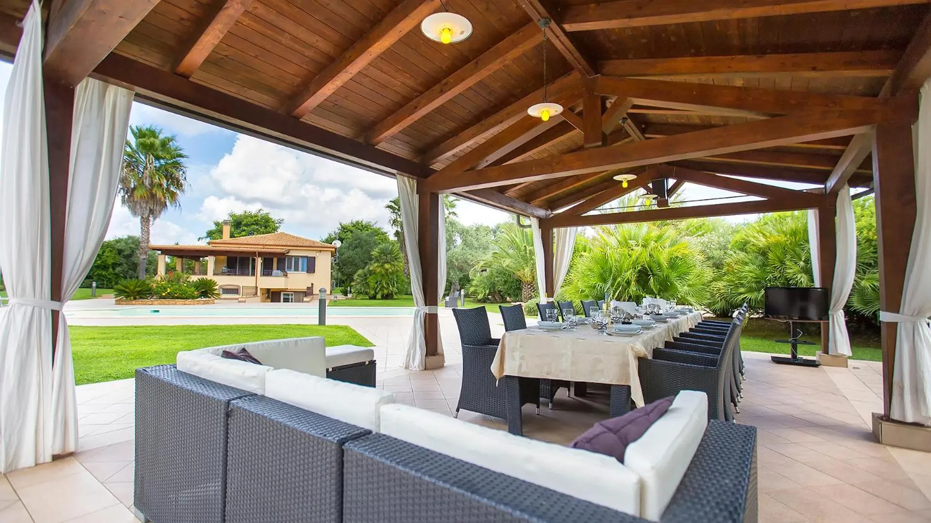Villa Paradiso With Swimming Pool Large Garden And Tennis Court Alghero